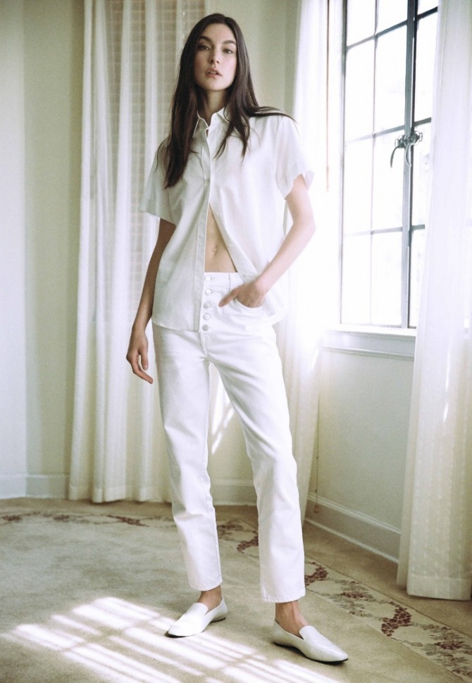 модный летний комплект 2019 года белого цвета: белые брюки с белой блузкой-рубашкой и белыми летними туфлями