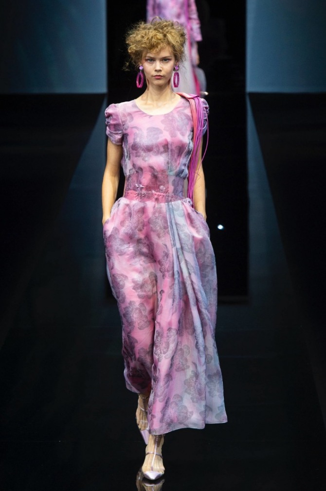 розовое нарядное элегантное платье с пластиковом поясом