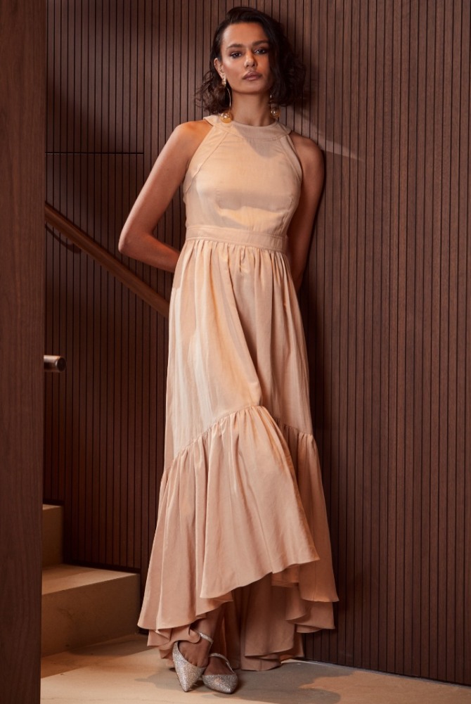 светло-коричневое женственное летнее платье с американской проймой и оголенными руками и плечами