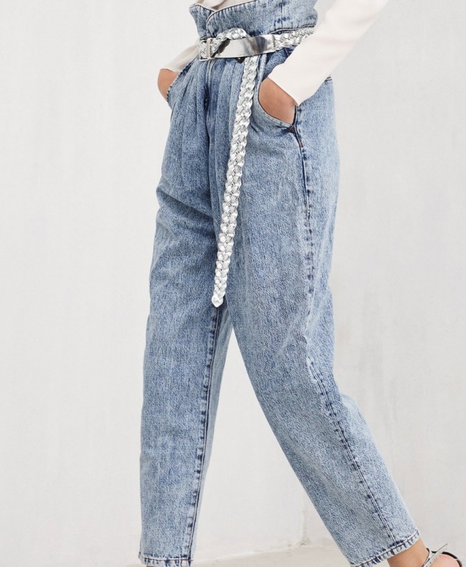 модные женские джинсы весна-лето 2019 - с завышенной талией, металлическим поясом, складками у талии, свободного зауженного книзу силуэта