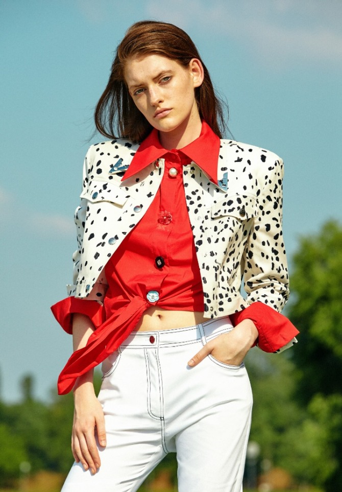 красная деловая летняя блузка с белым жакетом и белыми брюками