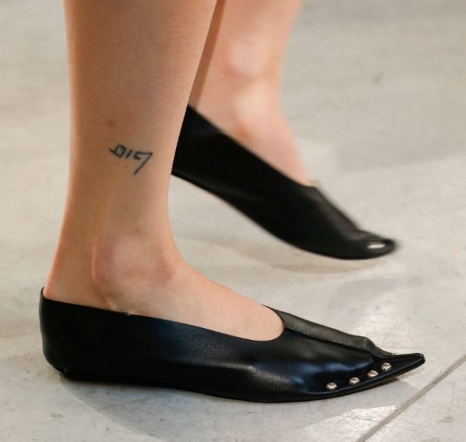 какие женские туфли модные - черные балетки весна 2019 с металлическим декором