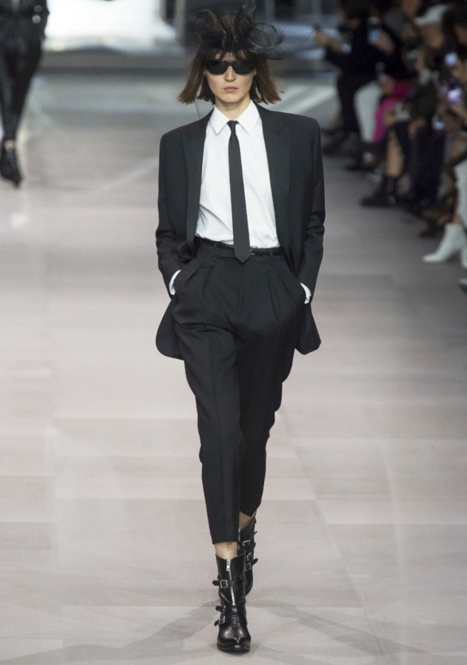 черный строгий деловой женский лук, блузка с черным мужским гастуком