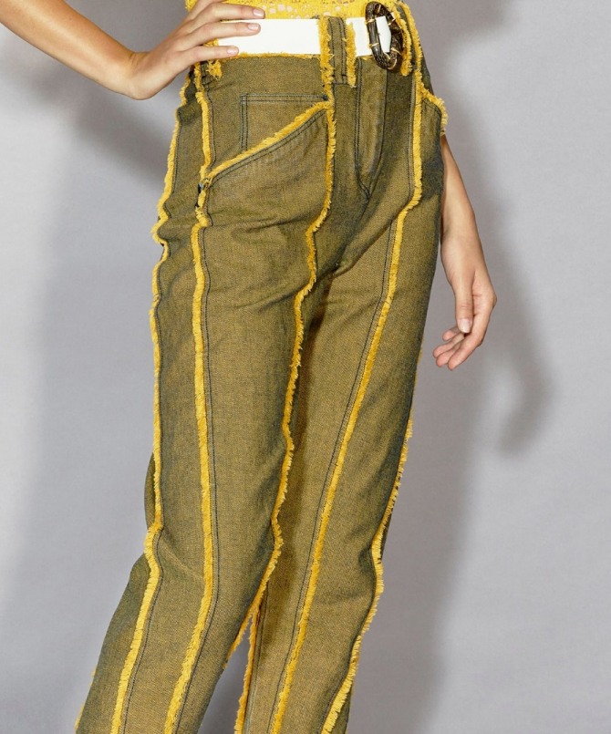 женские джинсы с бахромой по линии вертикальных швов