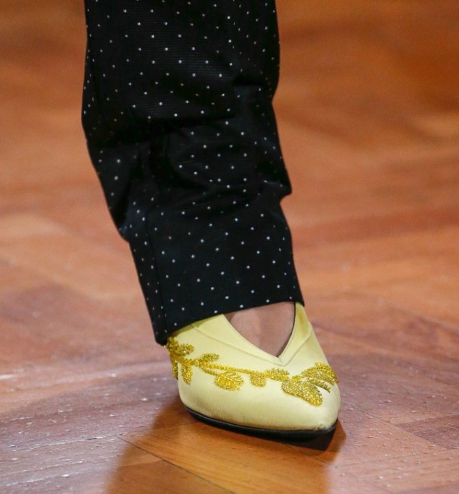желтые туфли-ботильоны с вышивкой золотыми нитями