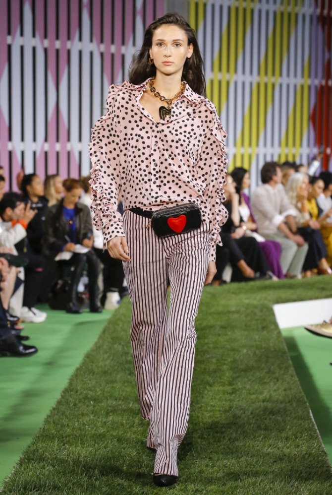 летняя женская мода 2019 - с какой блузкой носить летние брюки в полоску - блузка в горох с оборками на рукавах