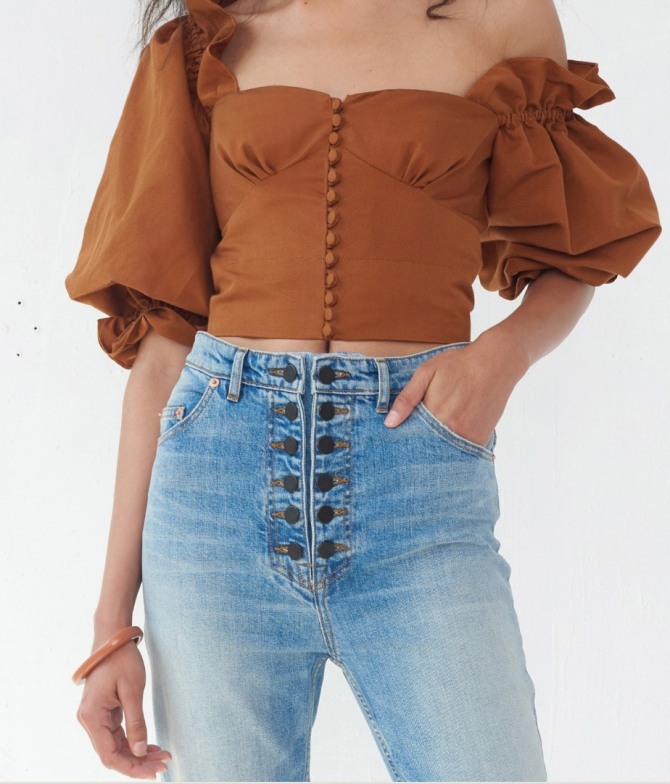 оригинальный декор женских брюк сезона Весна-Лето 2019: джинсы с двухслойной вертикальной застежкой на пуговицы