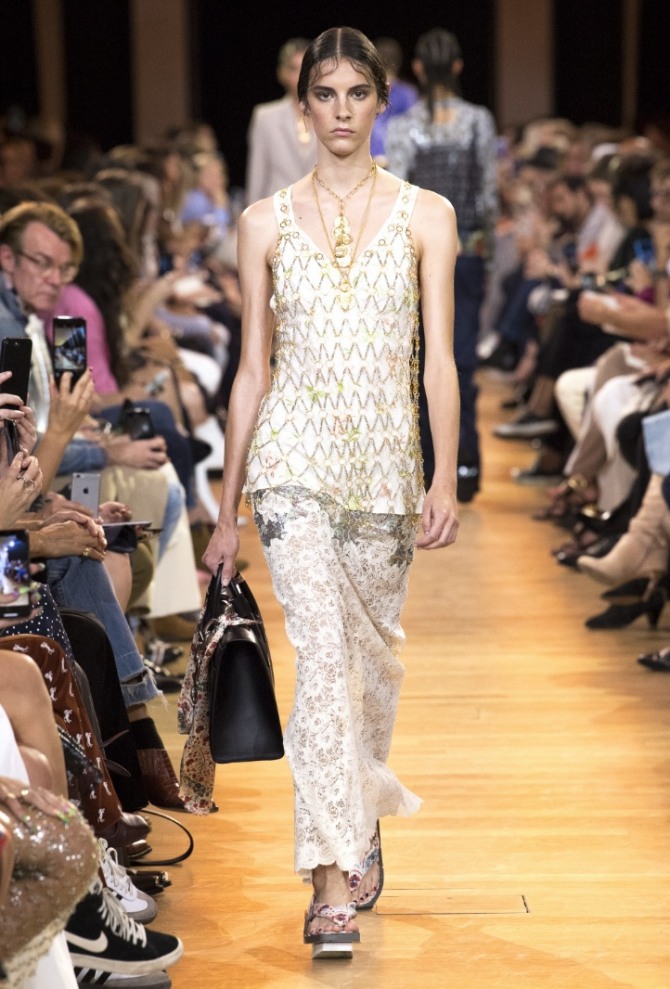нарядная женская одежда 2019 - блуза с золотыми нитями с брюками из гипюра