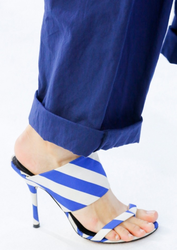 босоножки на каблуке в морском стиле - сине-белая полоска
