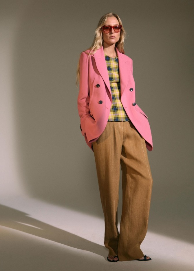весенний деловой женский пиджак розового цвета