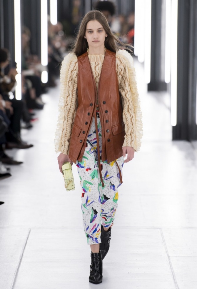 весенняя мода 2019 - кожаный женский жилет поверх джемпера крупной вязки