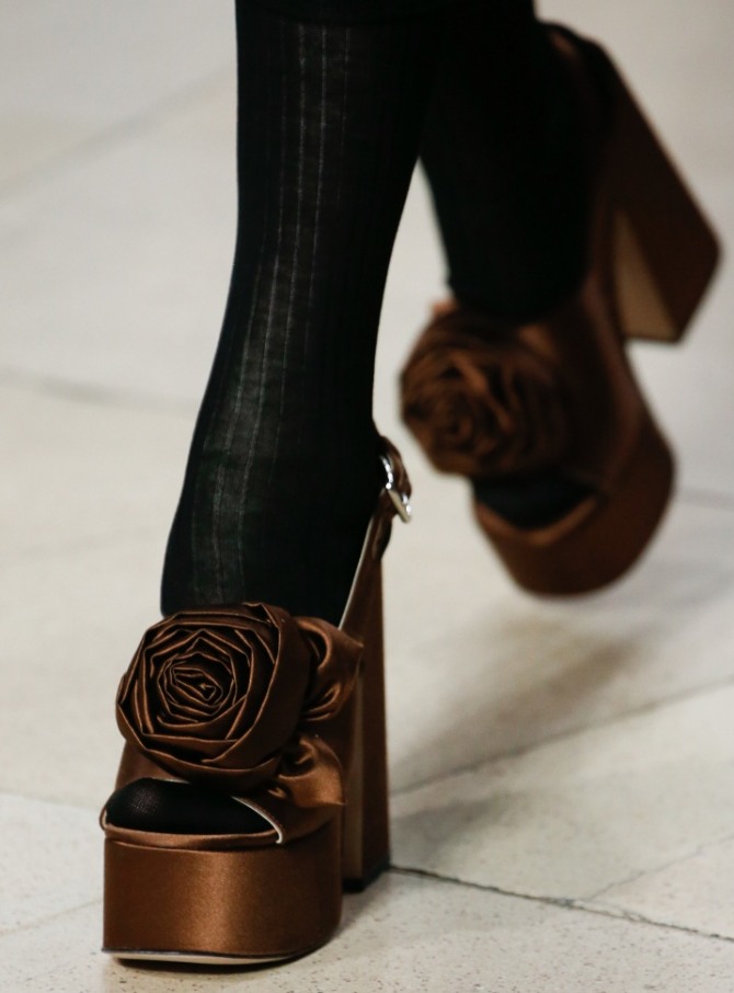 вечерние женские туфли коричневого цвета на высокой платформе