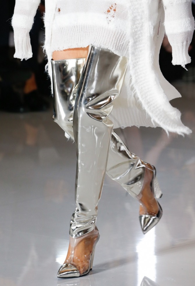 серебряные ботфорты с пластиковыми вставками из металлизированной ткани - сепер хит весенней обувной моды 2019 года