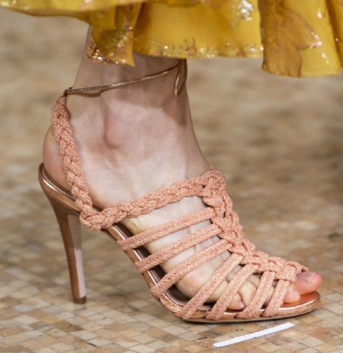 бежевые босоножки на высоком каблуке с косичками из тонких шнуров