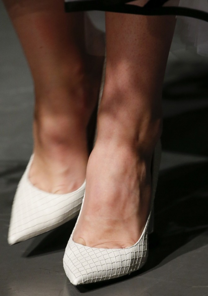 белые туфельки с сеткой по поверхности кожи