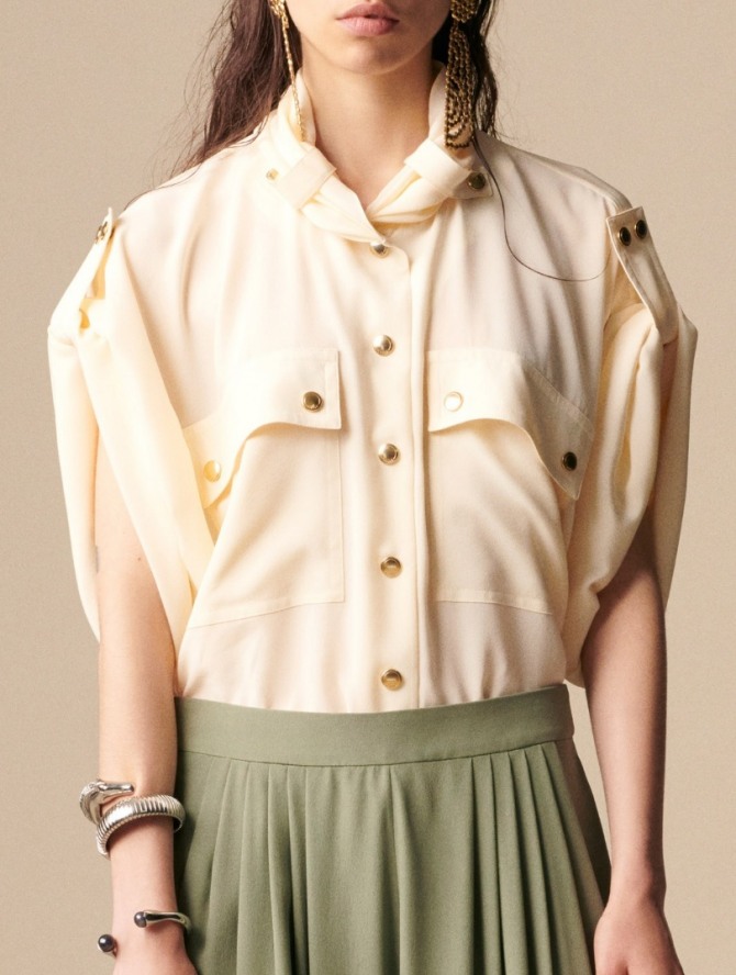 блузка в военном стиле с карманами на груди и собранными на погон рукавами