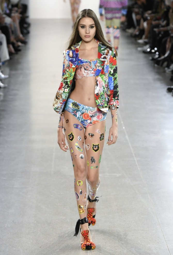 девушка в прозрачных колготках и купальнике с яркими рисунками, в модном летнем жакете с цветочным принтом