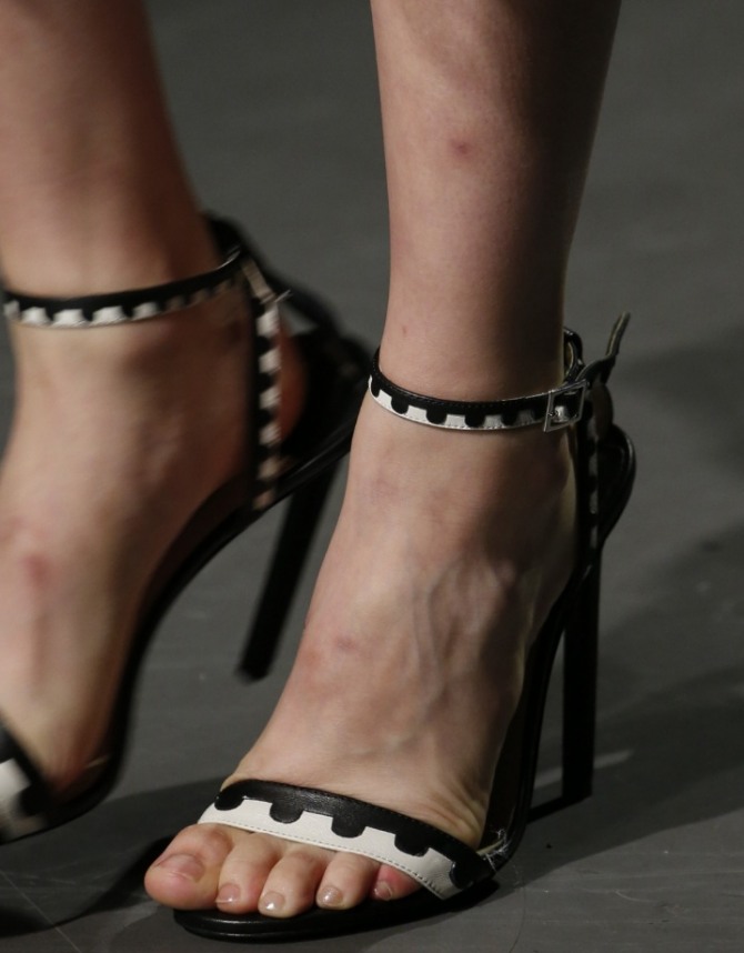 стильные босоножки на каблуке черно-белого цвета с ремешками на лодыжках
