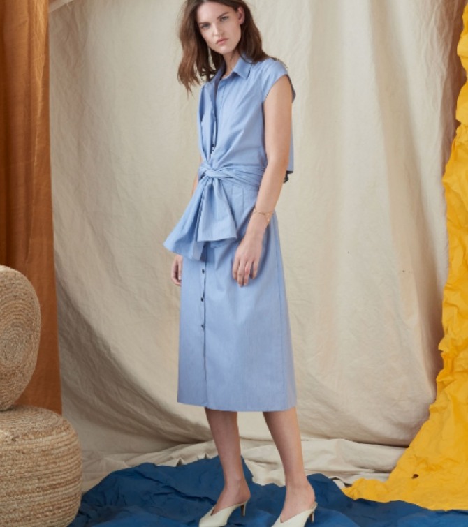 голубой летний комплект с юбкой в минималистическом стиле