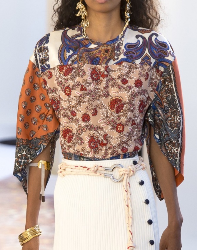 стильная блузка из кусков ткани с различным по цвету и размеру принтом, без застежки, с заниженной линией рукава