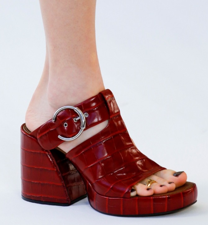 устойчивая летняя обувь на массивном каблуке и платформе из красной лаковой кожи