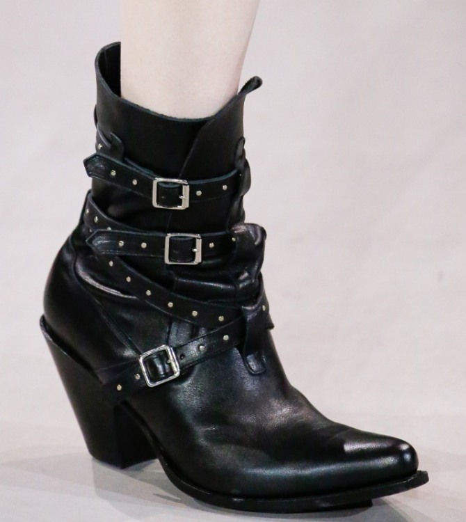 черные женские ботинки с ремнями и пряжками в ковбойском стиле