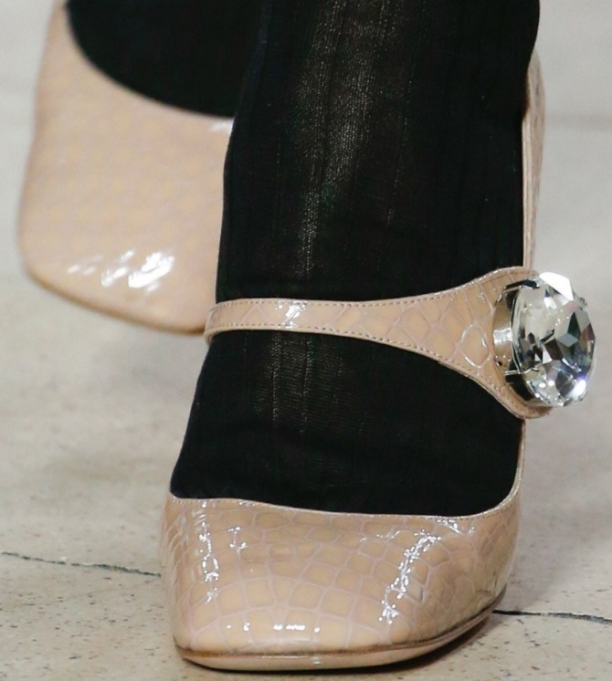 светло-коричневые женские туфли из лаковой кожи с змеиным принтом, ремешок украшен большой пуговицей из прозрачного камня