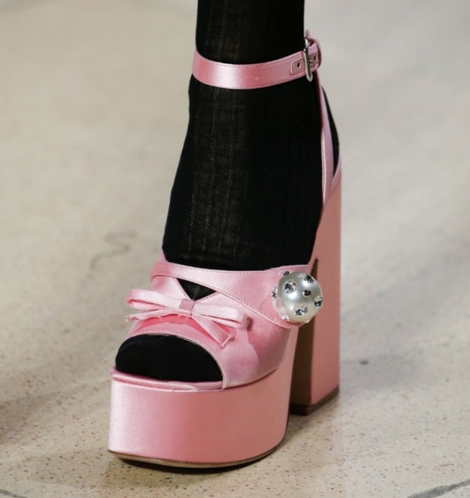 Какие вечерние туфли в тренде весной 2019 года - розовые максимально открытые декорированные бантиком и большой жемсужиной