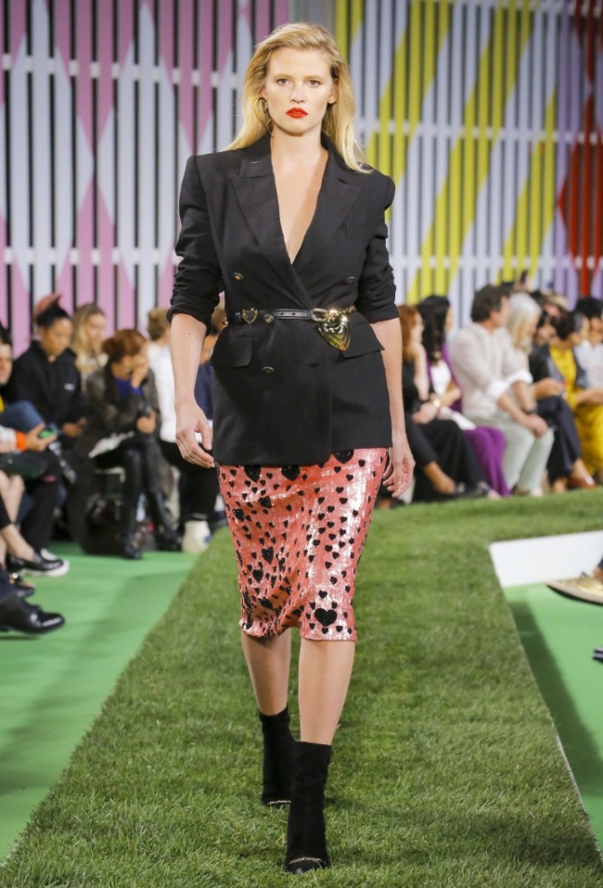 модная модель черного женского пиджака на сезон весна-лето 2019