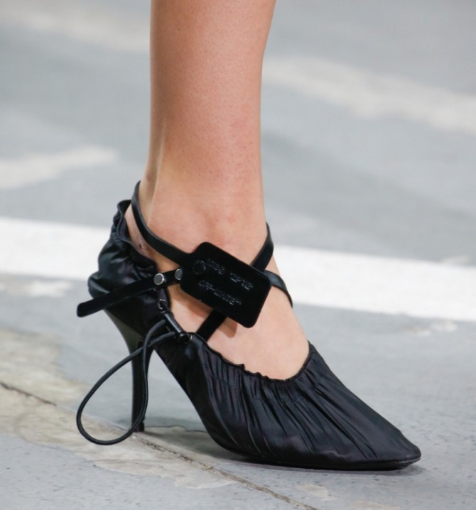 черные туфли на тонком прямом каблуке вид сбоку