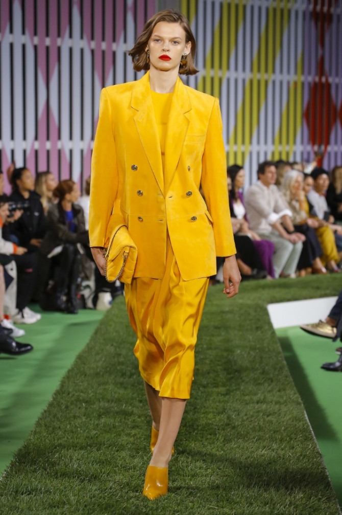 желтый деловой женский пиджак поверх желтого летнего платья - тренды сезона лето 2019