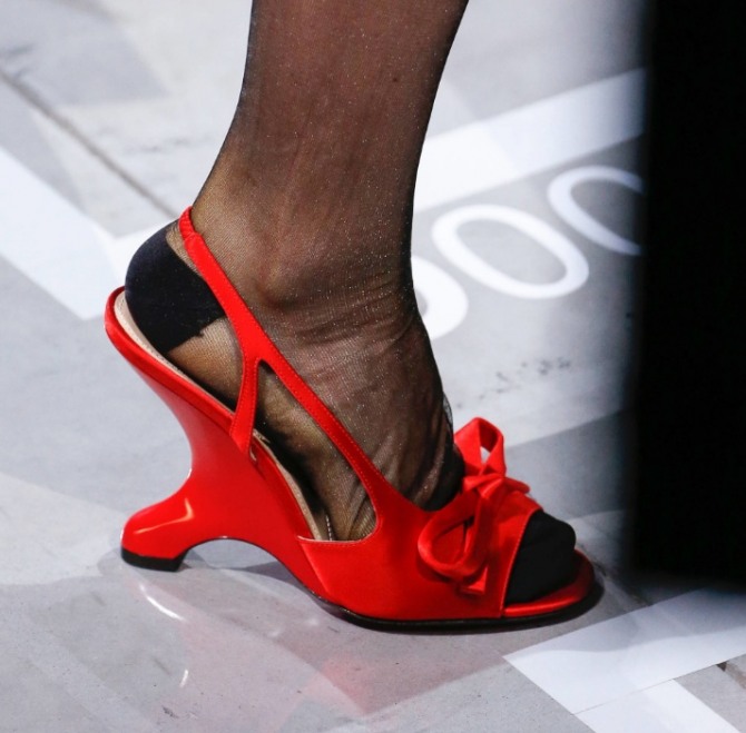 модная нарядная весенняя женская обувь 2019 года - красивые красные туфли с фантазийным каблуком и бантиком