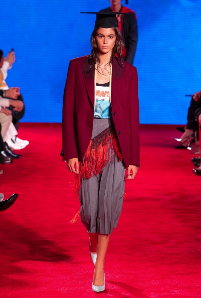 бордовый женский деловой пиджак с юбкой в складку