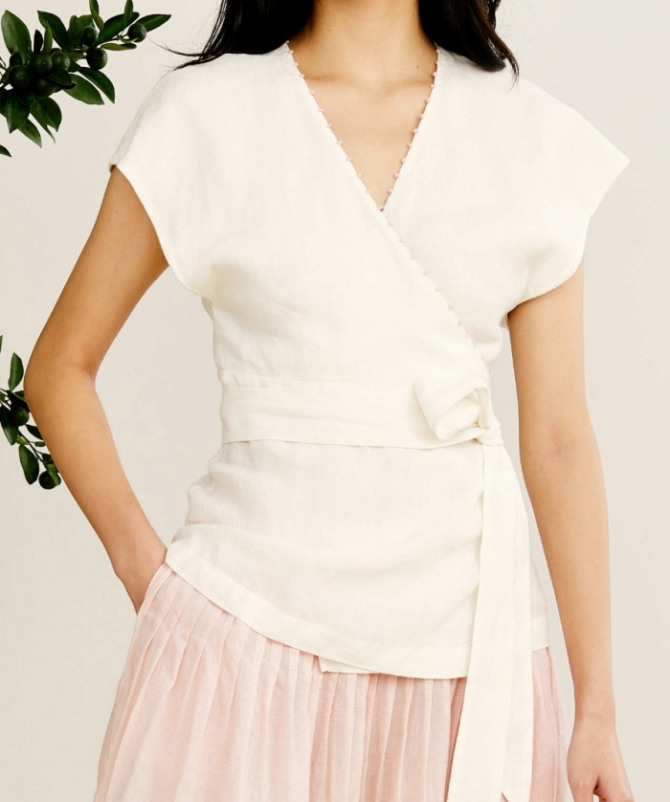 белая блуза с запахом без рукавов для летнего делового образа