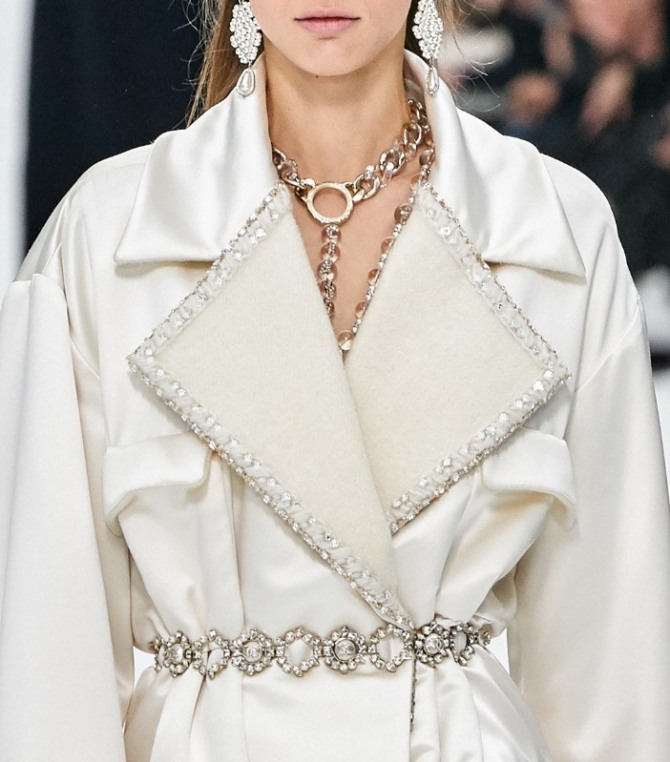 белое пальто от Шанель с металлическим поясом-цепью