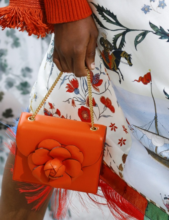 красная летняя сумка на золотой цепочке, декорированная объемным цветком из кожи того же цвета