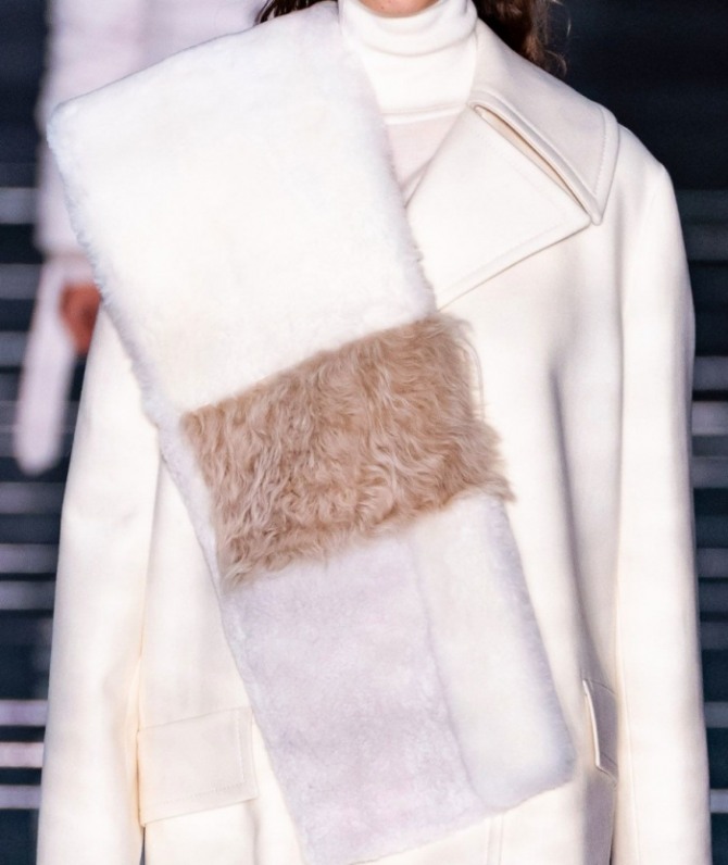 белое пальто с палантином из искусственного меха
