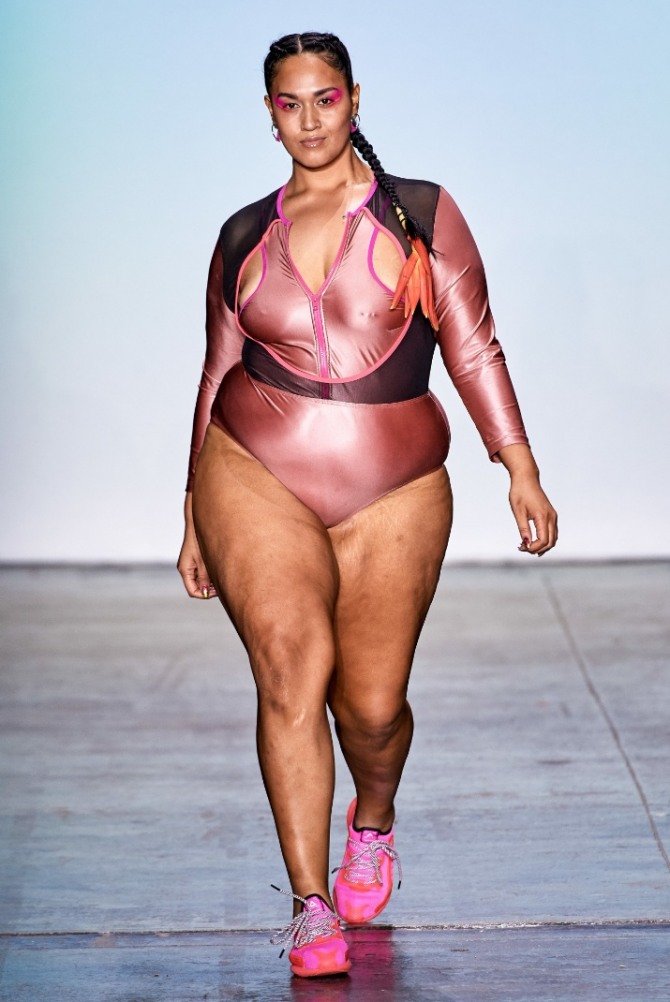 модный купальник 2019 года розового цвета цельный на женщине размера 60-62