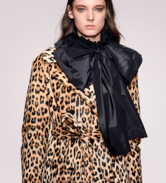 пальто с леопардовым принтом и черным шелковым платком, завязанным на бант в готическом стиле