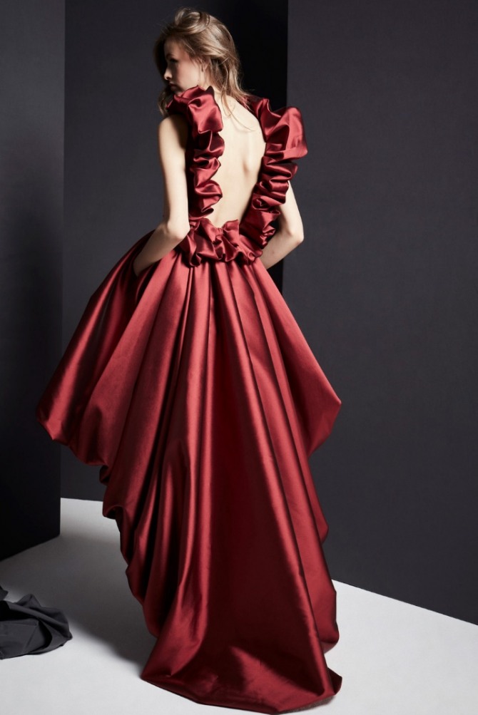 красное вечернее платье маллет с полностью открытой спиной, декорированной оборками