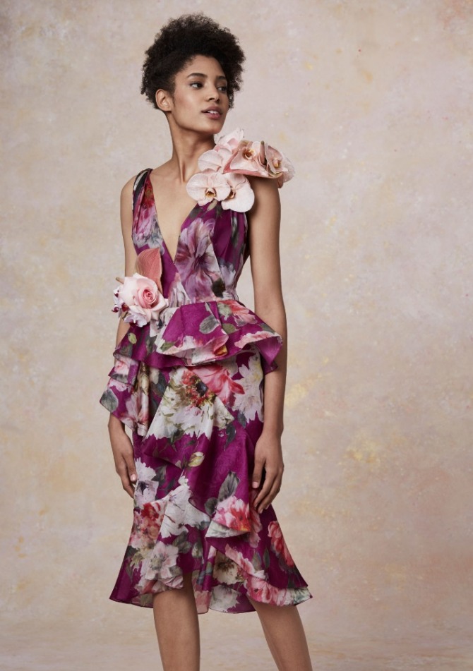 нарядное приталенное летнее платье до колен - с баской и декором из искусственный цветов, цветочным рисунком ткани - фасон для полной фигуры