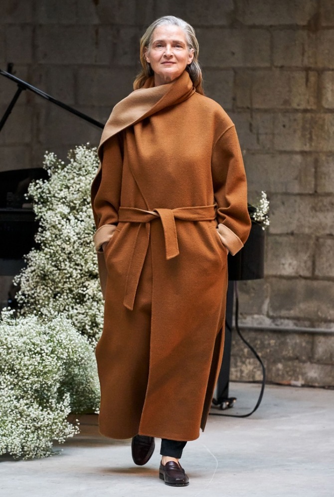 пожилая леди в модном коричневом пальто 2020 года