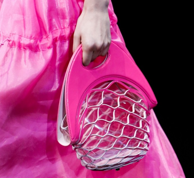 модная летняя сумка-корзинка 2019 к летнему малиновому платью из шелка
