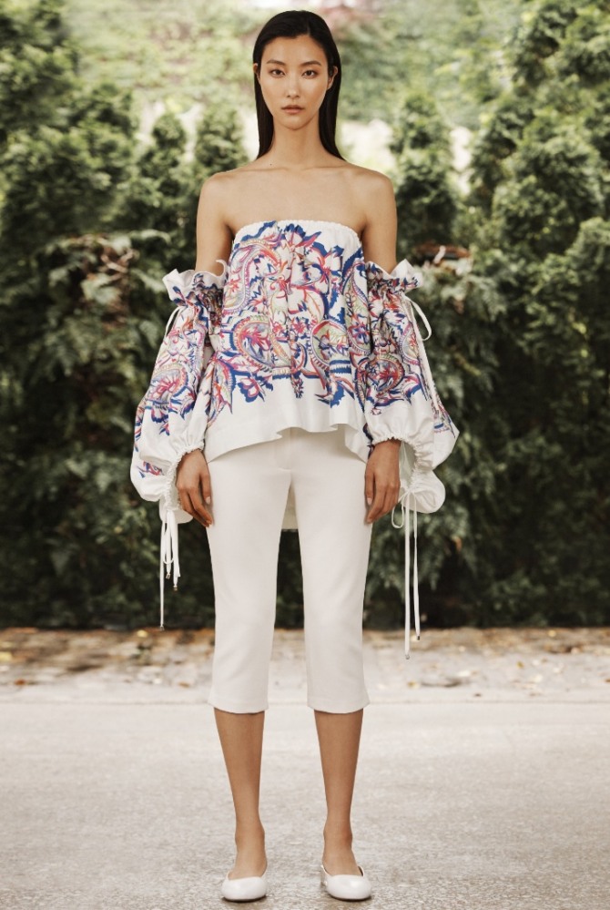 лето 2019 - белые брюки капри с красивой блузой