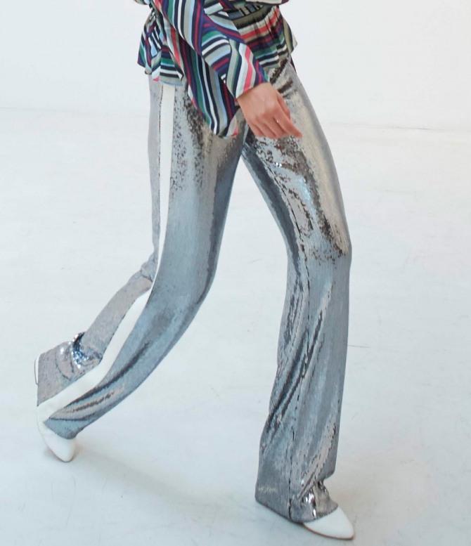 дамские брюки из блестящей ткани цвета серебра с белыми полосами по бокам