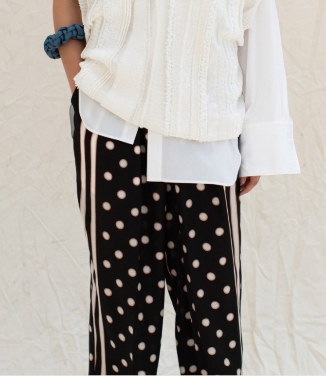 летние брюки черного цвета из тонкой ткани в белый горох и с белыми вертикальными боковыми полосами сбоку штанин