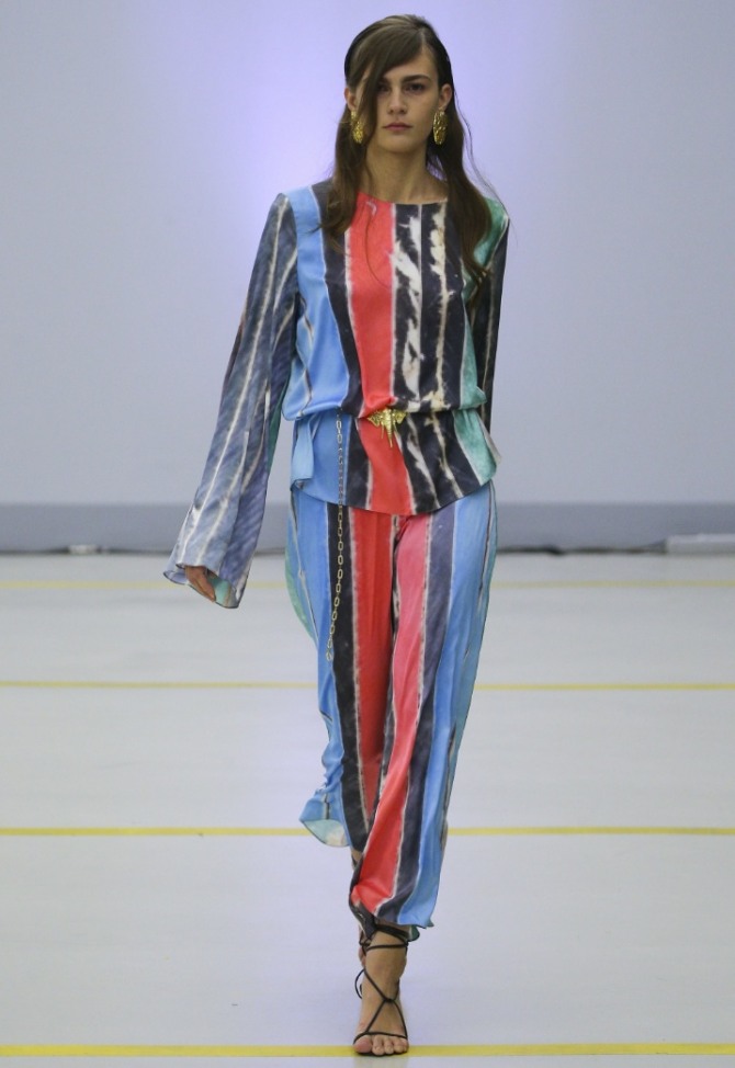 летние брюки с вертикальными разноцветными полосами