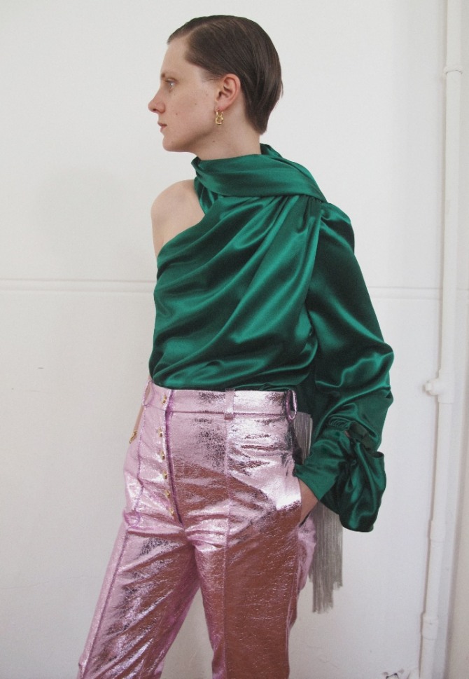 блестящие розовые брюки с застежкой на пуговицы в комплекте с зеленой блузкой
