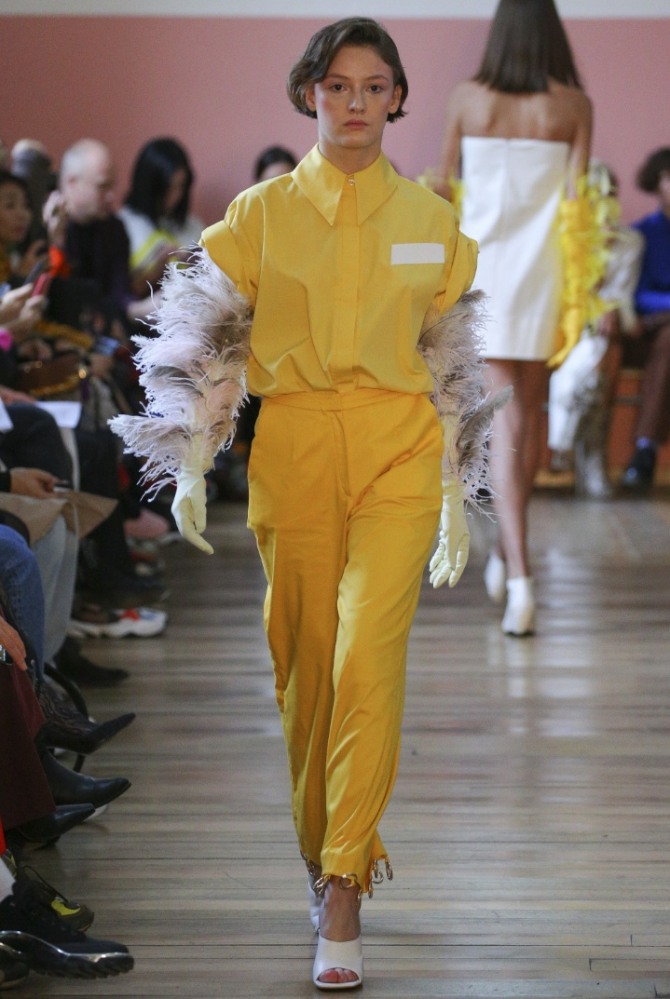 летний желтый тотал лук - брюки с металлическими кольцами и блузка-рубашка