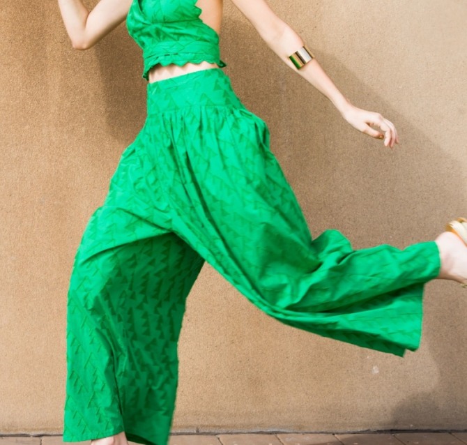 летние модные брюки 2019 палаццо на кокетке зеленого цвета